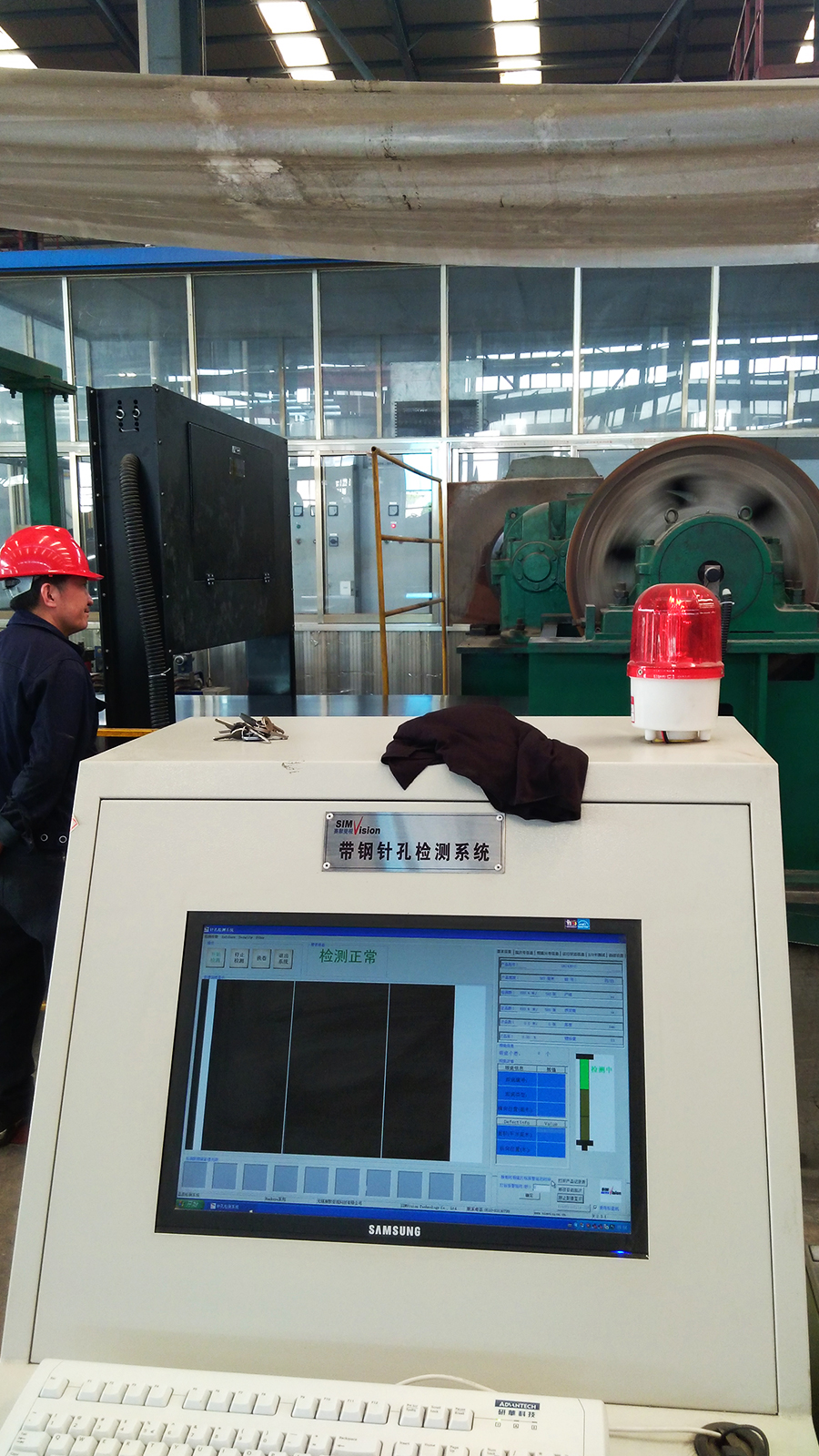 鋁箔針孔在線檢測系統(tǒng)是一種用于檢測鋁箔表面針孔缺陷的高精度設備